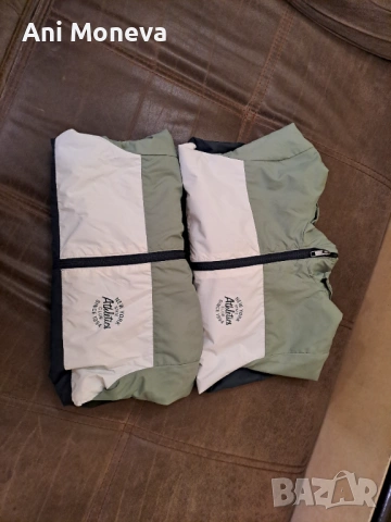 Тънки якенца, дънки и блузи с къс ръкав