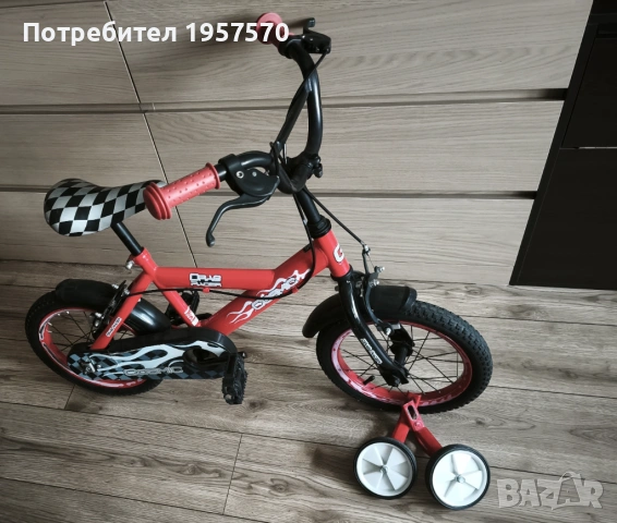 Детски велосипед с 16 инчови гуми и помощни колела. 