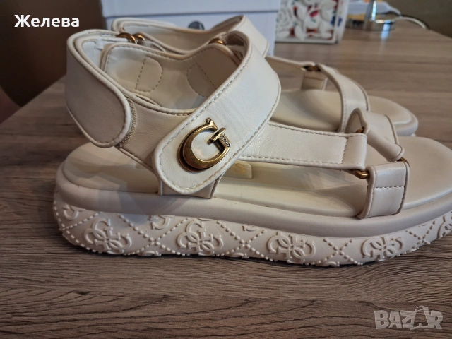 Нови сандали Guess