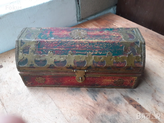 Стара дървена кутия с месингов обков и орнаменти, снимка 2 - Антикварни и старинни предмети - 54220536
