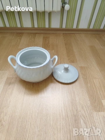 Порцеланов супник, снимка 2 - Прибори за хранене, готвене и сервиране - 53955676
