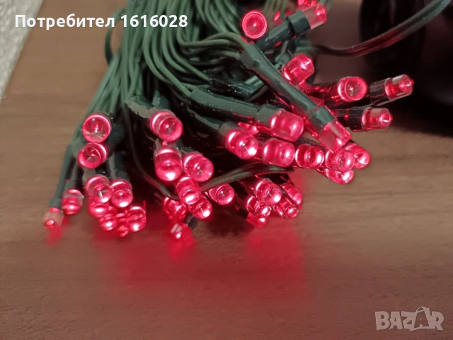 Герлянд със червени лампички със соларен панел.