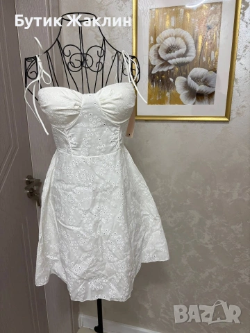 Дамска рокля от перфориран памук 