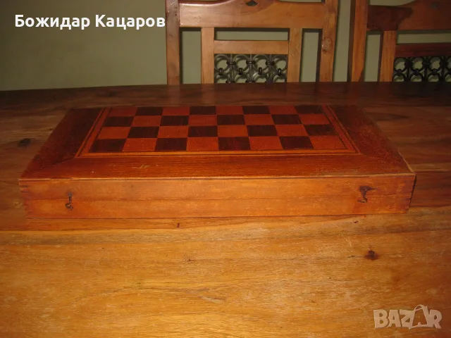 Стара табла с бакелитови пулове и кокалени зарове. Цена 35 евро.Пращам по Еконт., снимка 4 - Шах и табла - 55678877