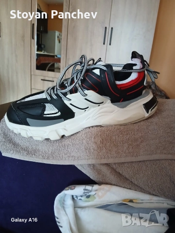 Продава се Balenciaga Track