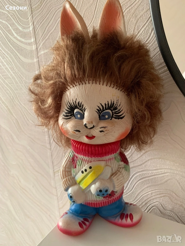 Старо ,  съветска гумена играчка зайче с жълти ски, снимка 1