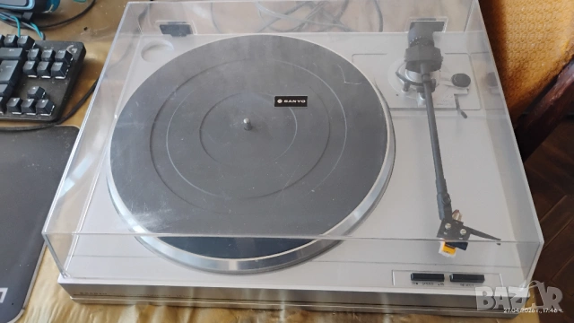 Sanyo TP-220 . Полуавтоматичен грамофон. Made in Japan