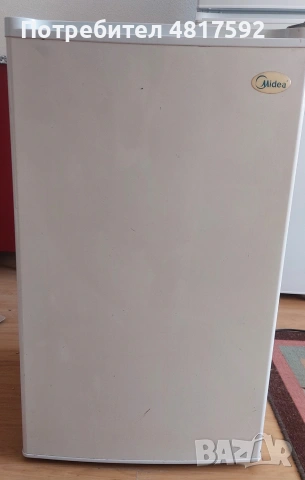 Продавам малък хладилник 