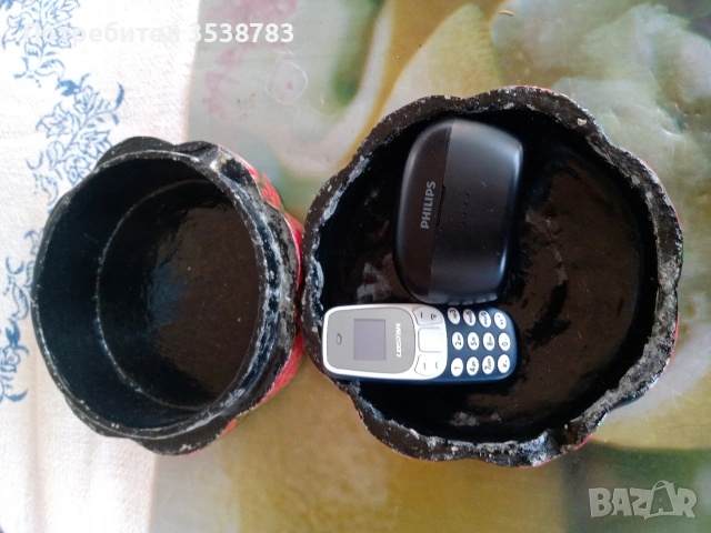 Телефон за връзка с две сим карти и Слушалки за. уши 