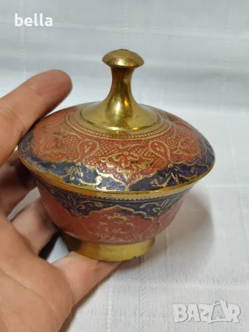 Малка елегантна месингова кутия с капак, украсена с релефни орнаменти и ръчно рисуван емайл, снимка 5 - Антикварни и старинни предмети - 55498406