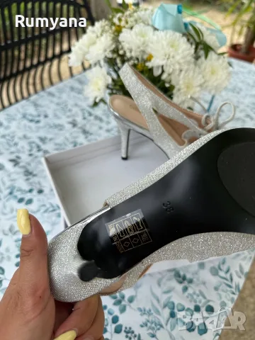 сребристи дамски обувки на тънък висок ток с отворена пета (тип slingback), снимка 4 - Дамски обувки на ток - 55432374