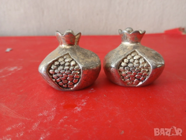Две посребрени декорации