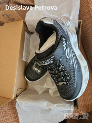 Skechers чисто нови размер 33 СВЕТЕЩИ