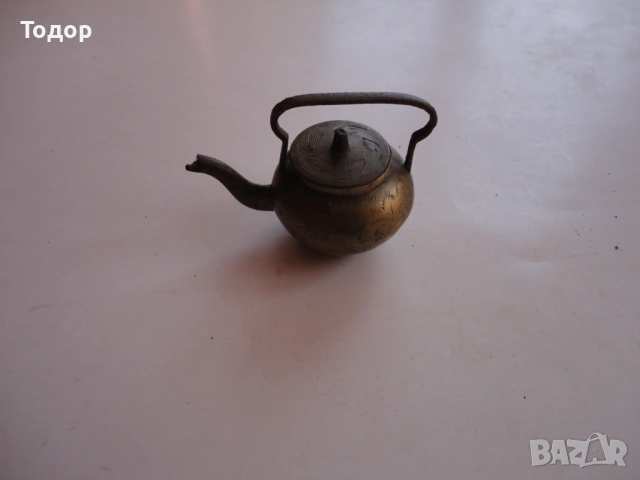 Старинен бронзов чайник съд гравюри 