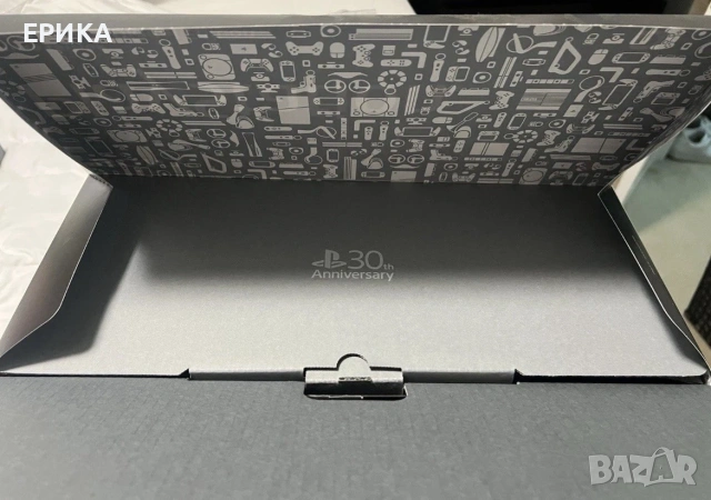 PlayStation 5 30th Anniversary Limited Edition Bundle + 2 броя лимитирани контролери и зарядна станц, снимка 5 - PlayStation конзоли - 55187372