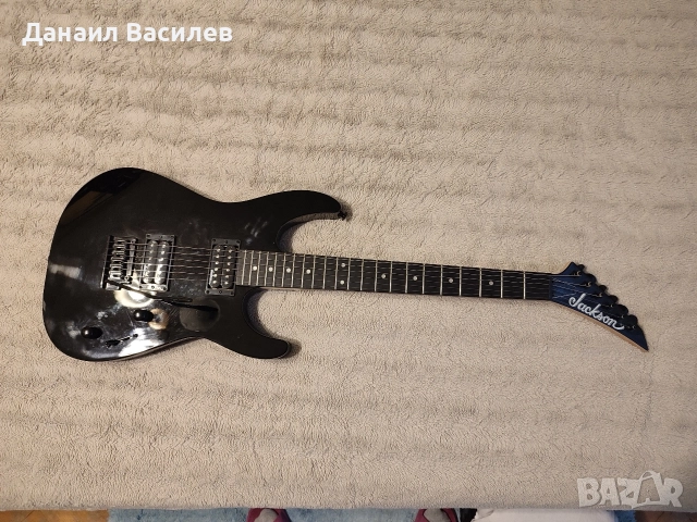 Продавам електрическа китара Jackson JS11 Dinky Black в много добро състояние.