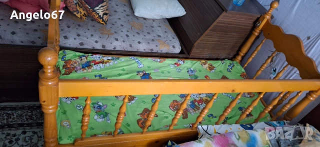 Дървено креватче за бебе с матрак и чаршафи.