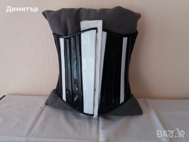 Лачен корсет под бюста в черно и бяло Busk с метални банели, снимка 2 - Корсети, бюстиета, топове - 54247435