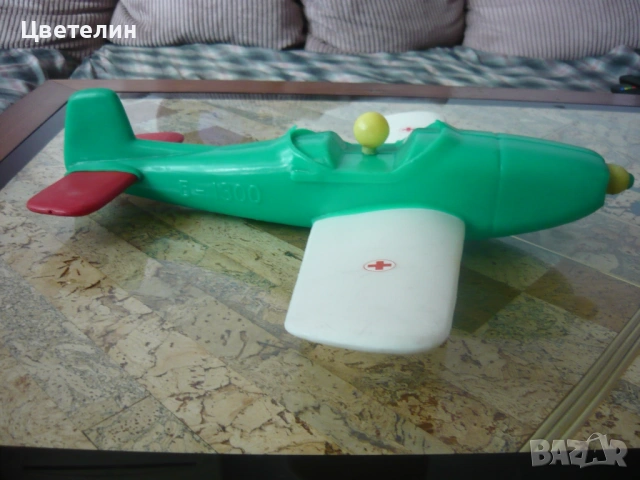 Стара българска играчка самолетче