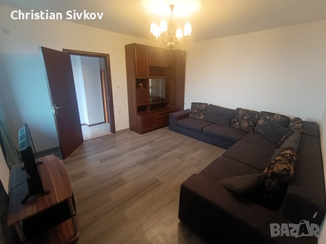 Тристаен под наем