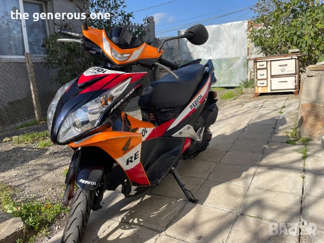 Honda NSC50R REPSOL четиритактов мотор мотопед скутер инжекцион с регистрация и гражданска., снимка 3 - Мотоциклети и мототехника - 55156461