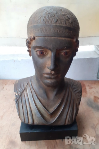 Стар гипсов патиниран бюст на Колесничаря от Делхи - реплика, снимка 2 - Антикварни и старинни предмети - 54031426