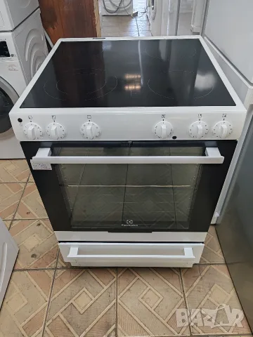 Свободно стояща печка с керамичен плот Electrolux с две години гаранция!