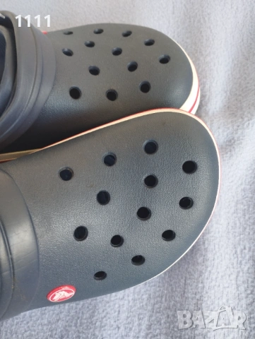 Crocs M7/W9.