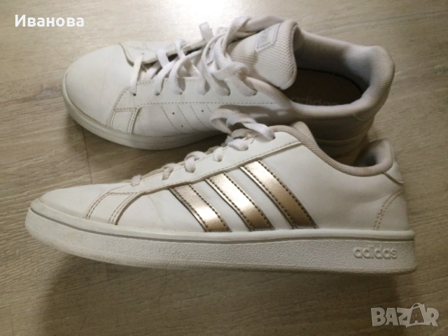 Бели кожени маратонки Adidas.