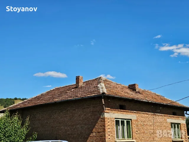 Къща с жилищна пристройка, равен двор и стопански постройки в с. Острица, снимка 5 - Къщи - 55393223
