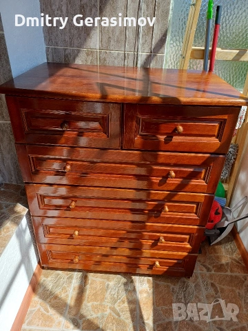 дървен скрин с чекмеджета