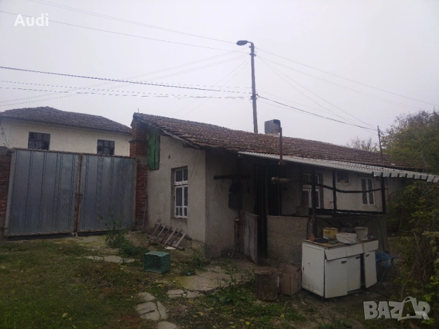 Малка къща с две стаи под наем  с. Юпер, общ. Кубрат. Има партиди за ток и вода.