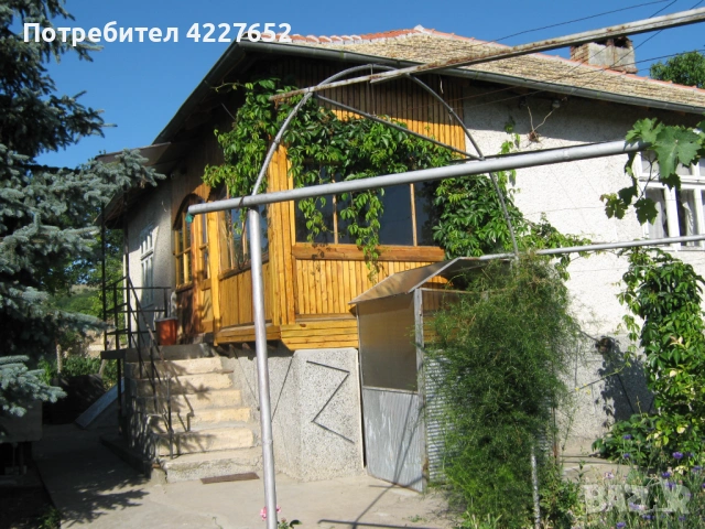 Продавам къща с дворно място и гараж, снимка 2 - Къщи - 54704655