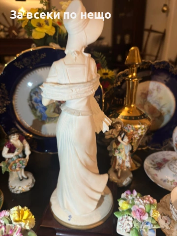 Capodimonte Italy  Circa 1987 автор  Bruno Merli - “ Дамата в бяло” Код P2084