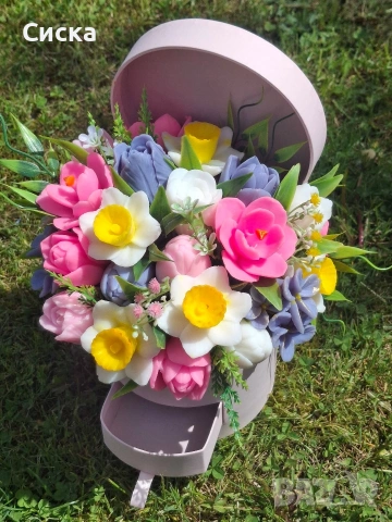 Луксозен букет със ароматни сапунени цветя в кутия с чекмедже за абитуриенти/абсолвенти