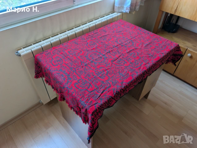 Традиционна битова покривка, червено-черна, като нова, 121 x 78 см