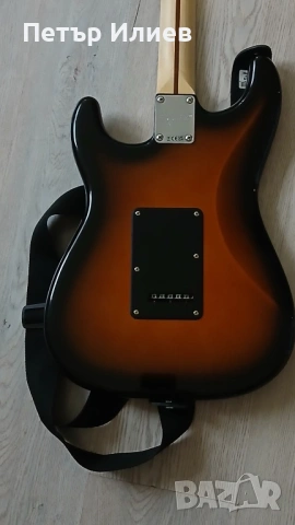 Продавам китара Stratocaster Squier + усилвател Fender, distortion педал и аксесоари, снимка 3 - Китари - 54400330
