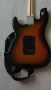 Продавам китара Stratocaster Squier + усилвател Fender, distortion педал и аксесоари, снимка 3