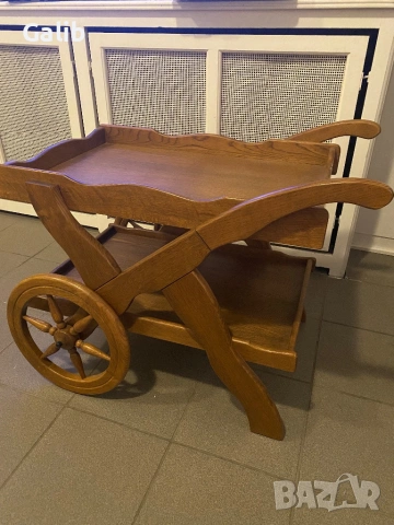 Красива количка за сервиране изработена от масивно дърво
