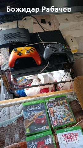 Продавам XBOX ONE с 4 игри и два джойстика с всички кабели и 500 GB Хард 