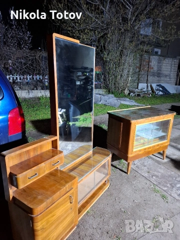 Продават се старинни шкафове