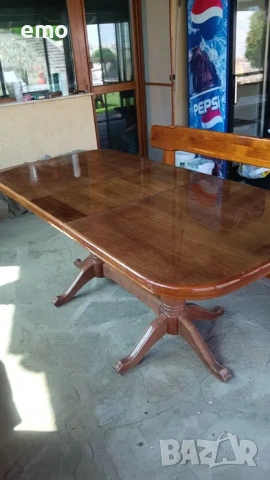 масивна дървена маса