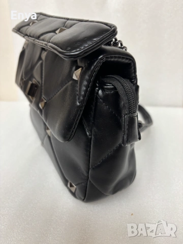 Дамска чанта - черна с капси, снимка 3 - Чанти - 54156409