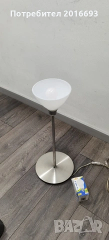 Настолна нощна опална лампа.