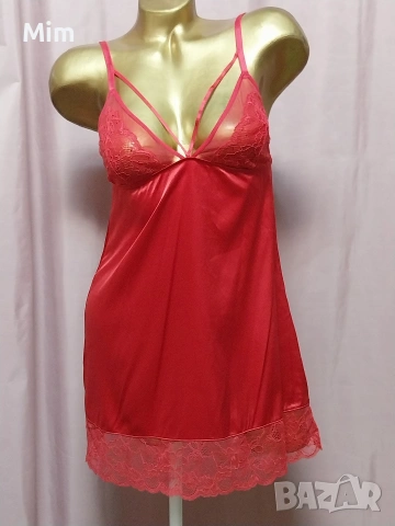 S Червена нощница от еластичен сатен и дантела 