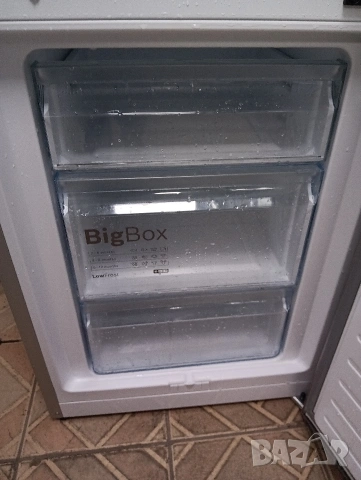 Иноксов комбиниран хладилник с фризер Бош Bosch с 2 години гаранция!, снимка 2 - Хладилници - 54374110