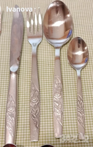 Прибори за хранене за 12 души с красиви орнаменти