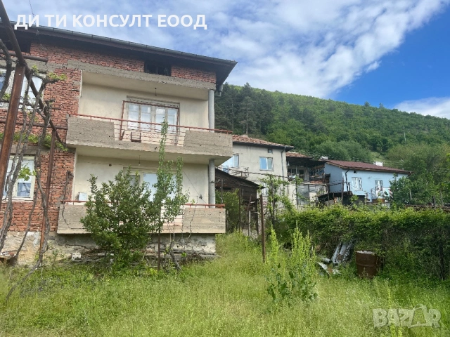Масивна двуетажна къща в гр. Рила