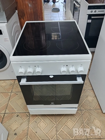 Тясна 50 см свободно стояща печка с керамичен плот Electrolux с 2 години гаранция! 