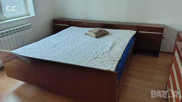 Спалня с матрак, ракла и нощни шкафчета 